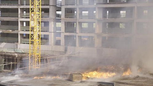 鄂爾多斯市建設(shè)工程施工現(xiàn)場突發(fā)火情，消防部門迅速出動(dòng)成功處置